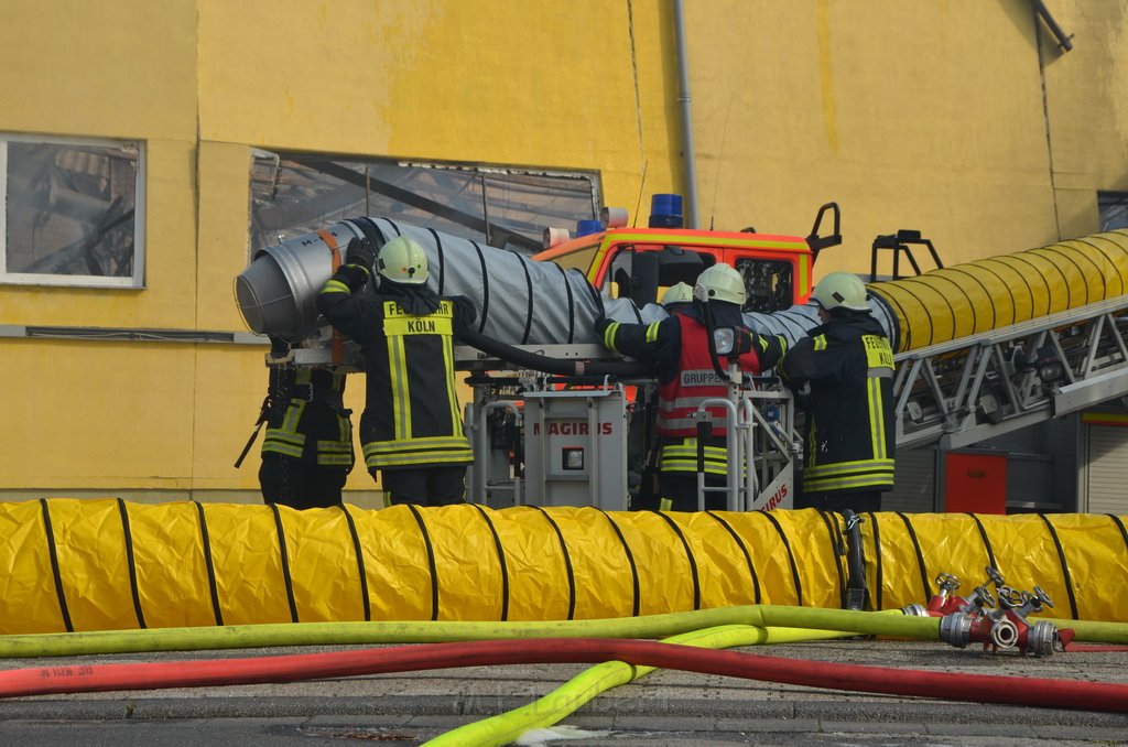 Grossfeuer Poco Lager Koeln Porz Gremberghoven Hansestr P666.JPG - Miklos Laubert